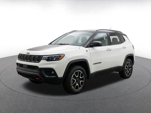 Used 2025 Jeep Compass Trailhawk AWD/4WD image 3