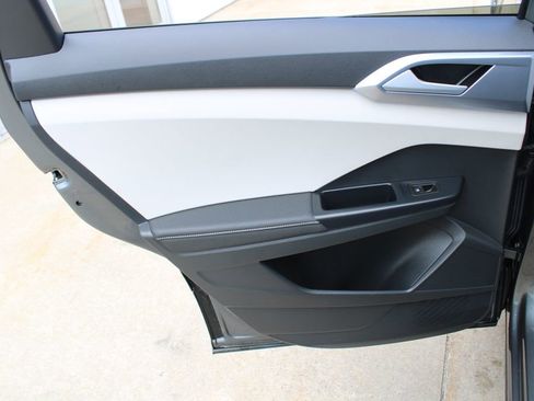 Certified 2025 Volkswagen Taos SE AWD/4WD image 21