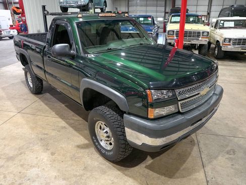 Used 2006 Chevrolet Silverado 2500 W/T w/ Snow Plow Prep Package AWD/4WD image 14