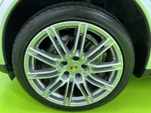 Used 2017 Porsche Cayenne Platinum Edition w/ Premium Package (PJV) AWD/4WD image 14