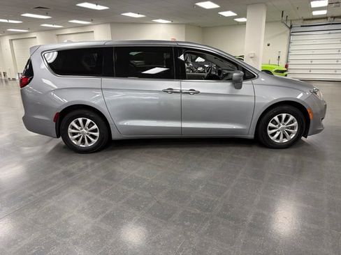 Used 2019 Chrysler Pacifica Touring Plus FWD image 8
