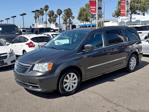 Used 2016 Chrysler Town & Country Touring FWD image 2