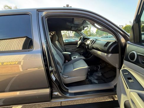 Used 2015 Toyota Tacoma PreRunner w/ SR5 Package image 19