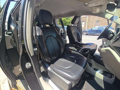 Used 2019 Chrysler Pacifica Touring-L FWD image 2