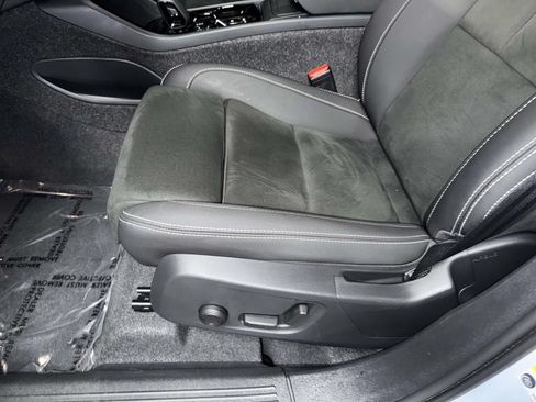 Used 2025 Volvo XC40 B5 Plus AWD/4WD image 3