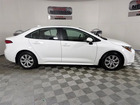 Used 2025 Toyota Corolla LE image 2