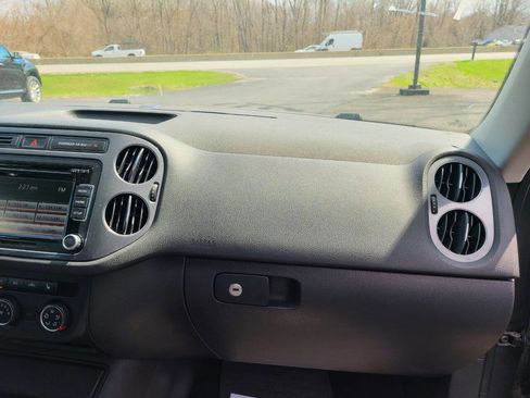 Used 2013 Volkswagen Tiguan SE image 19