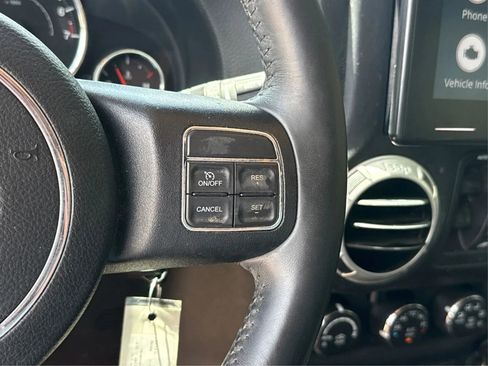 Used 2016 Jeep Wrangler Unlimited Rubicon w/ Connectivity Group AWD/4WD image 30