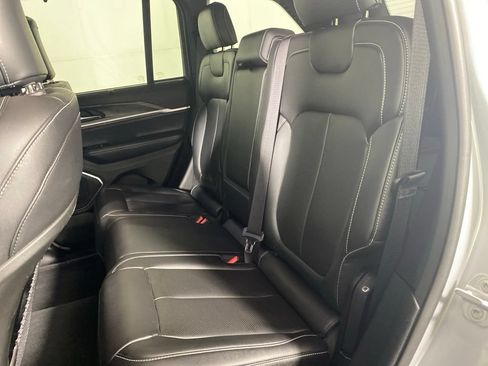 Used 2025 Jeep Grand Cherokee Limited w/ Luxury Tech Group II AWD/4WD image 13