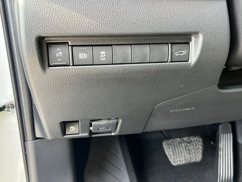 Used 2022 Toyota Venza XLE image 19