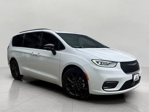 Used 2025 Chrysler Pacifica Limited FWD image 49