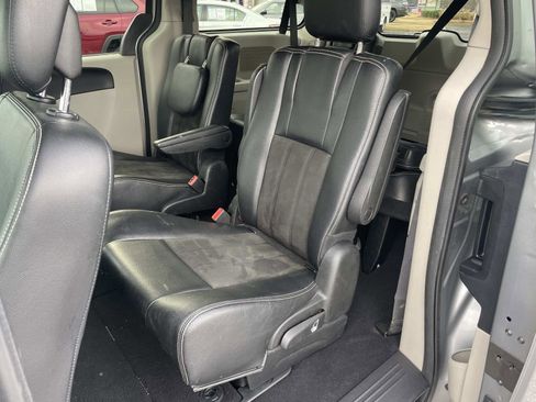Used 2019 Dodge Grand Caravan SXT image 12