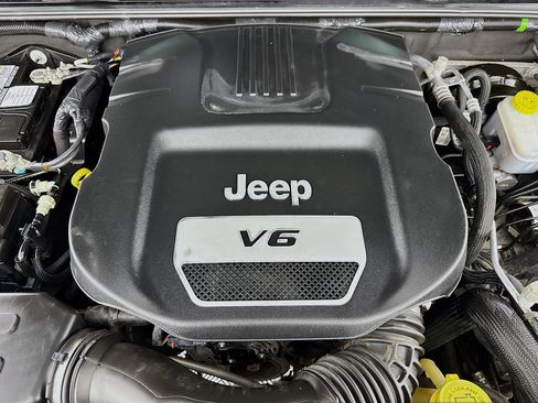 Used 2018 Jeep Wrangler Unlimited Rubicon w/ Connectivity Group image 36