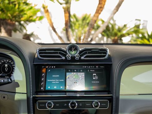 Used 2025 Bentley Bentayga V8 image 29