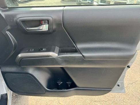 Used 2019 Toyota Tacoma TRD Sport image 16