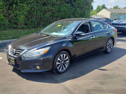 Used 2017 Nissan Altima 2.5 SL w/ Moonroof Package FWD image 2