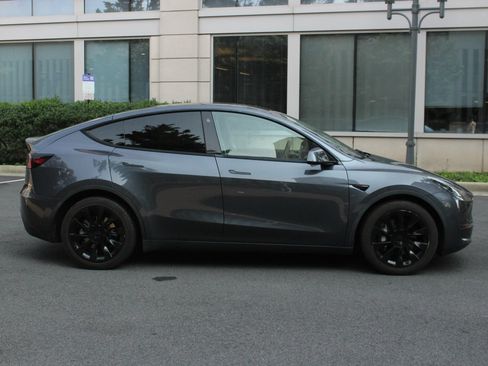 Used 2022 Tesla Model Y Long Range AWD/4WD image 6