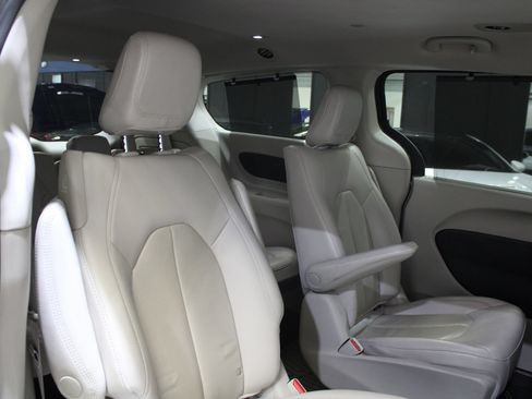 Used 2021 Chrysler Pacifica Touring-L FWD image 19