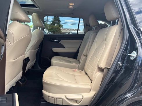 Used 2021 Toyota Highlander XLE AWD/4WD image 19