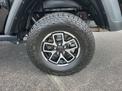 Used 2024 Jeep Gladiator Rubicon w/ Convenience Group AWD/4WD image 8