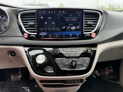 Used 2024 Chrysler Pacifica Touring-L FWD image 29