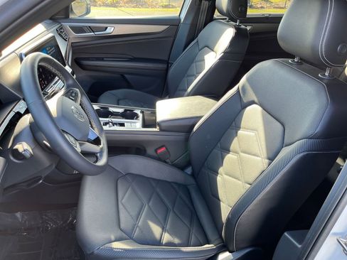 Used 2024 Volkswagen Atlas Cross Sport SE image 38