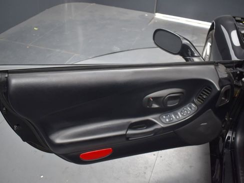 Used 2000 Chevrolet Corvette Base w/ Performance Handling Pkg image 14