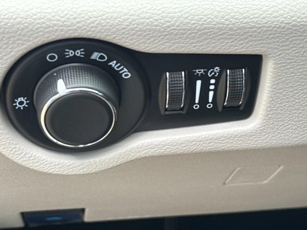 Used 2023 Chrysler Voyager LX FWD image 21