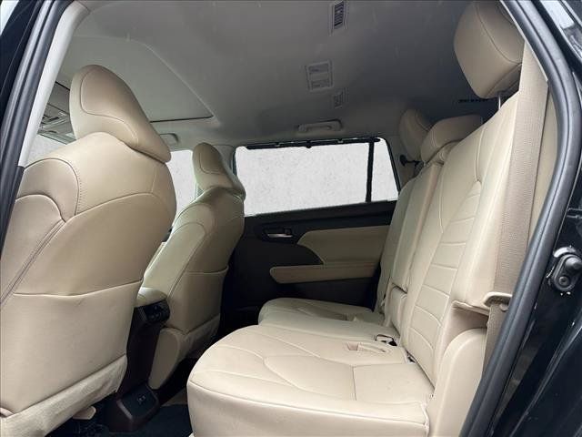 Used 2020 Toyota Highlander XLE AWD/4WD image 23