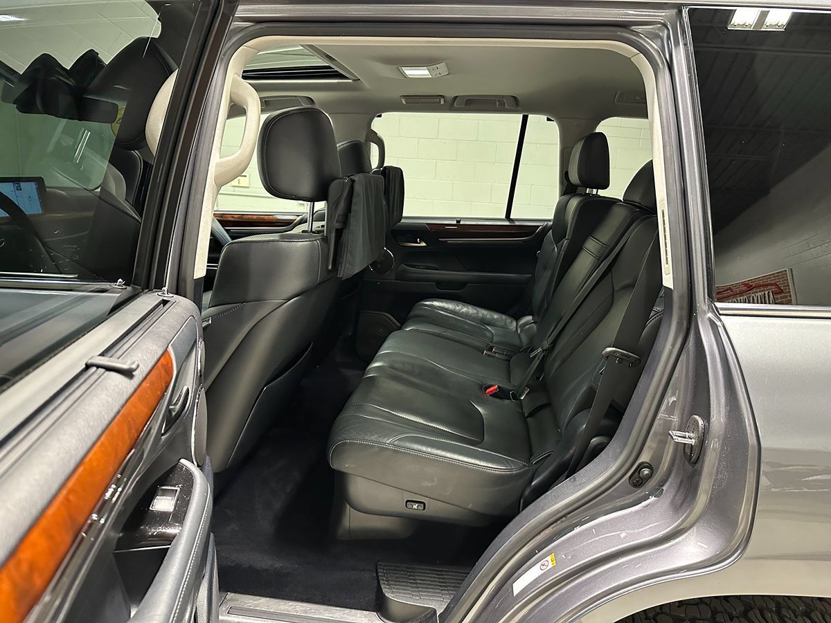 Used 2016 Lexus LX 570 4WD w/ Luxury Package image 29