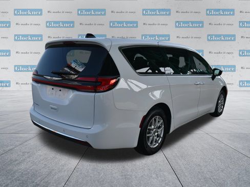 Used 2025 Chrysler Pacifica Select FWD image 6