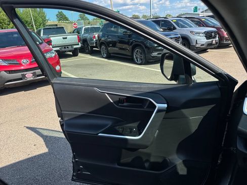 Used 2021 Toyota RAV4 LE w/ Carpet Mat Package (TMS) AWD/4WD image 33