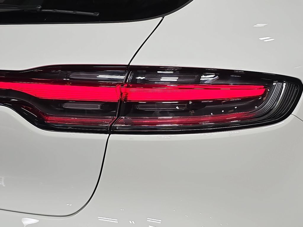 Certified 2026 Porsche Macan AWD/4WD image 30