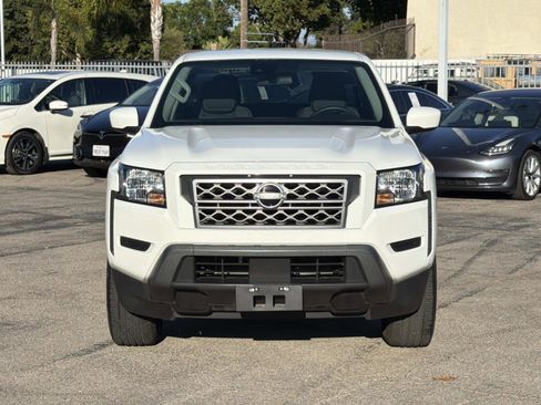 Used 2024 Nissan Frontier SV image 2