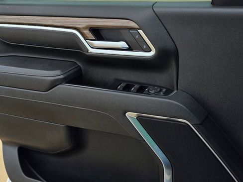 Used 2025 Chevrolet Silverado 2500 LT w/ Convenience Package image 16