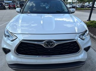 Used 2023 Toyota Highlander Platinum FWD video 2