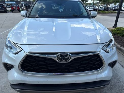 Used 2023 Toyota Highlander Platinum FWD image 2