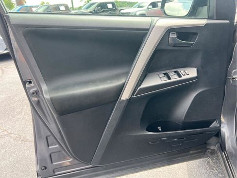 Used 2018 Toyota RAV4 LE FWD image 13