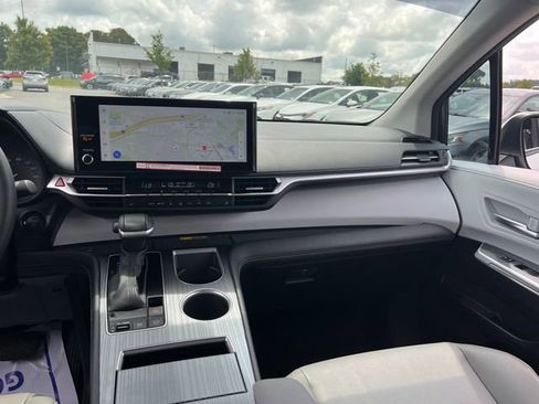 Used 2025 Toyota Sienna XLE FWD image 15