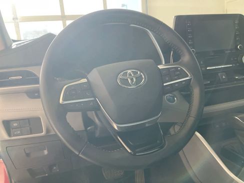 Used 2021 Toyota Highlander XLE AWD/4WD image 14