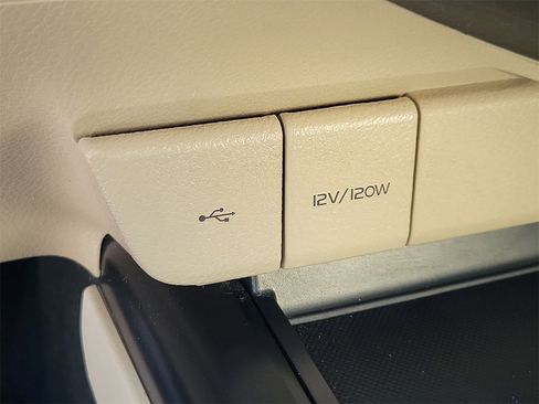 Used 2020 Toyota Camry LE image 28