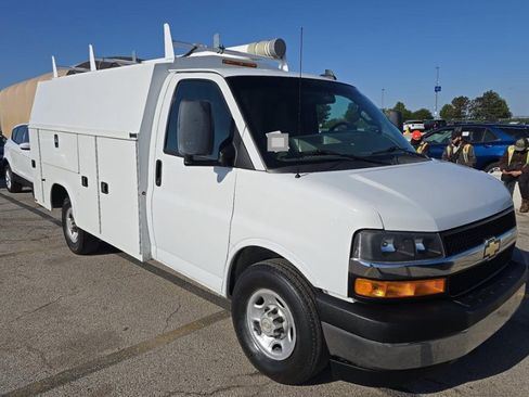 Used 2018 Chevrolet Express 3500 w/ Power Convenience Package RWD image 2