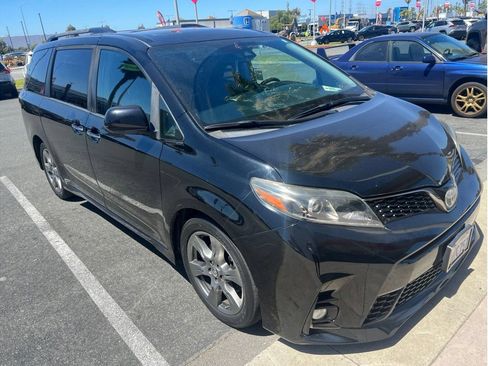 Used 2019 Toyota Sienna SE Premium FWD image 3