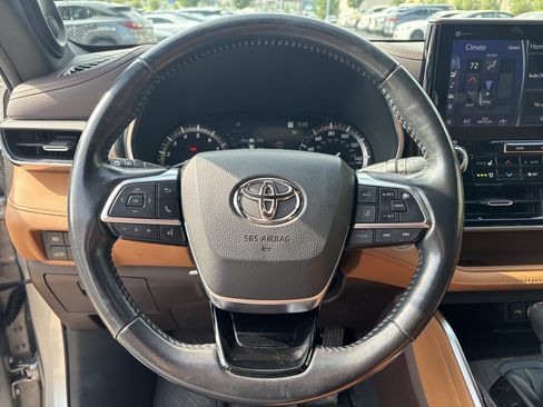 Used 2021 Toyota Highlander Platinum AWD/4WD image 18