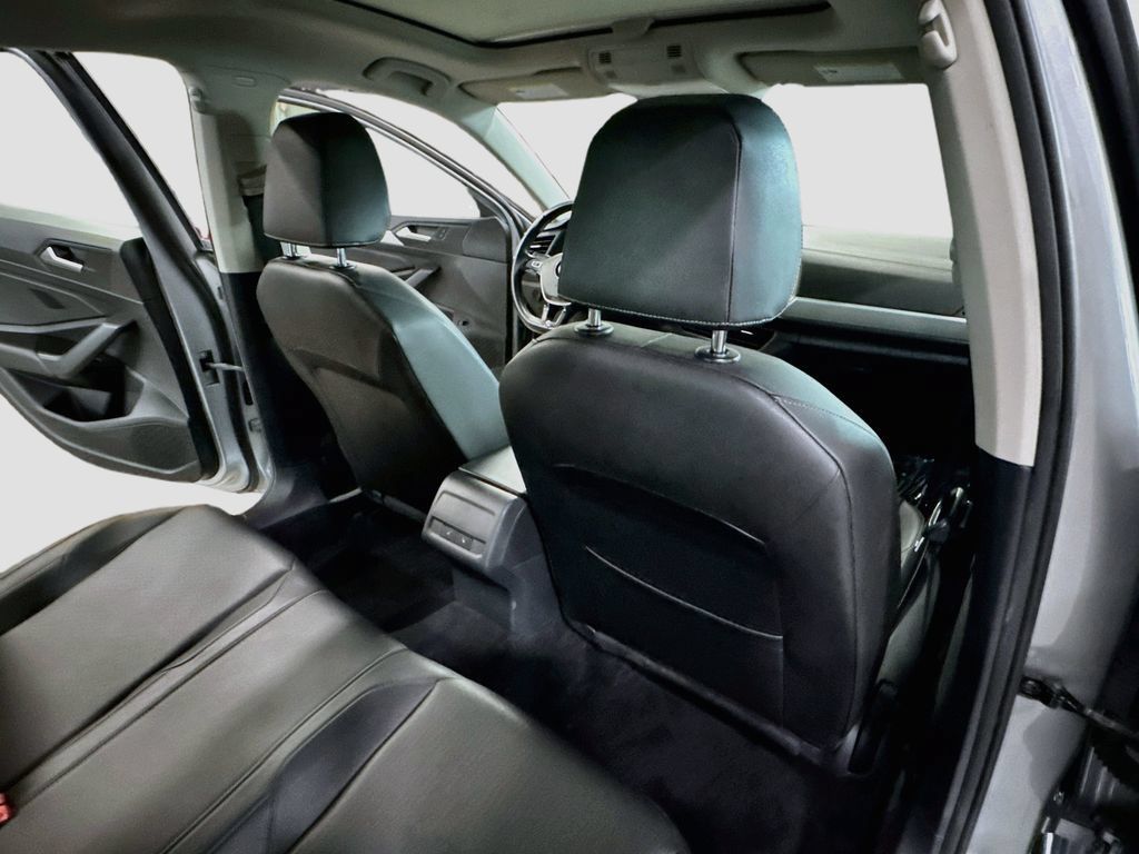Used 2019 Volkswagen Jetta SE w/ Cold Weather Package FWD image 32