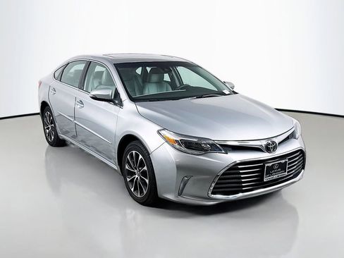 Used 2018 Toyota Avalon XLE Premium image 3