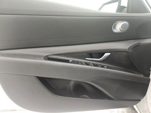 Used 2025 Hyundai Elantra SE image 11