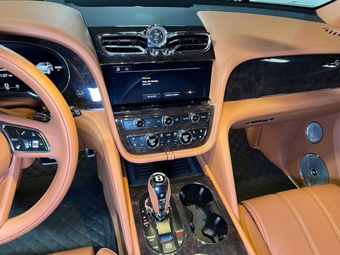 Used 2022 Bentley Bentayga AWD/4WD image 36
