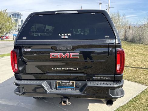 Used 2022 GMC Sierra 3500 Denali w/ Denali Black Diamond Edition image 4