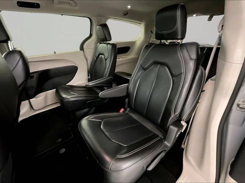 Used 2023 Chrysler Pacifica Touring-L FWD image 19